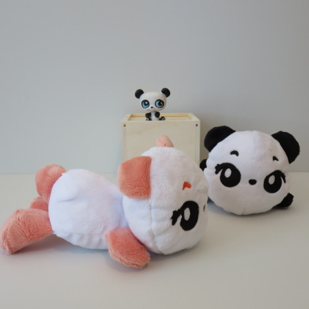 Suggestion de présentation : une peluche panda orange et blanche et une peluche panda noire et blanche