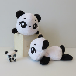 Suggestion de présentation : deux peluches pandas noires et blanches